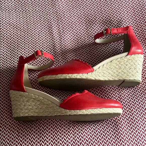 Vionic Red Wedges - Picture 2 of 4